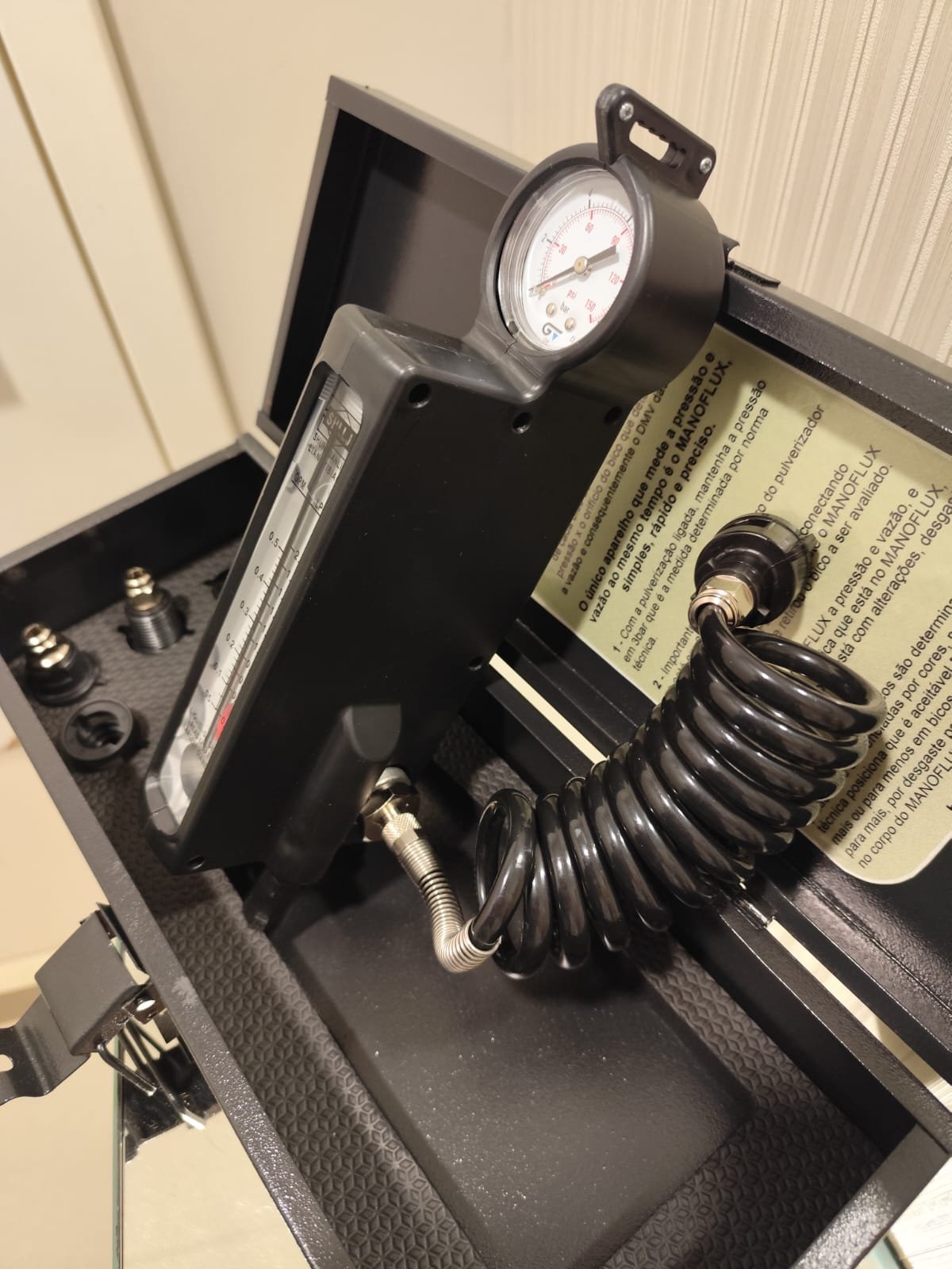 Manoflux em detalhe mostrando manômetro e rotâmetro integrados