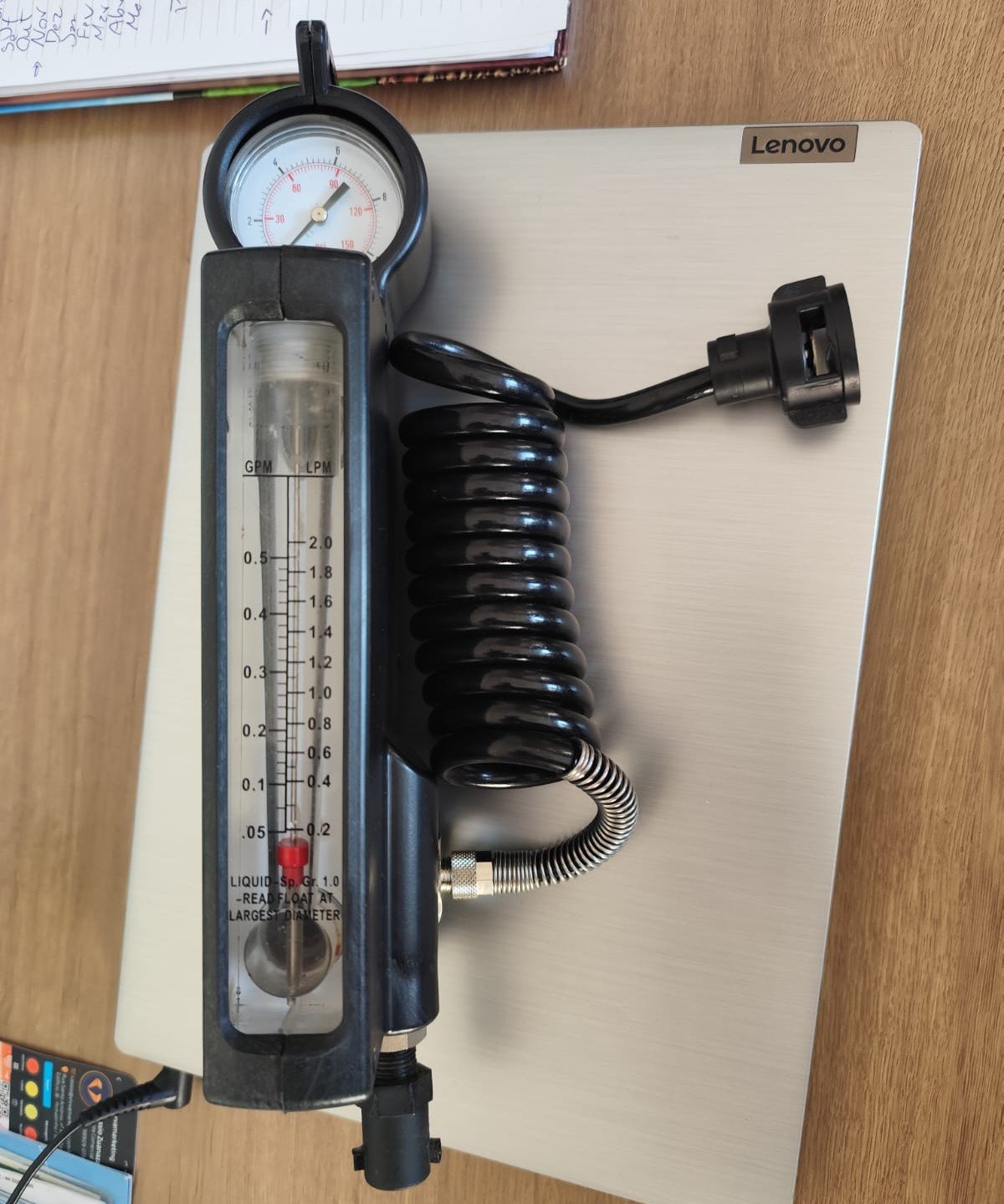 Leitura de vazão no campo com Manoflux conectado ao bico