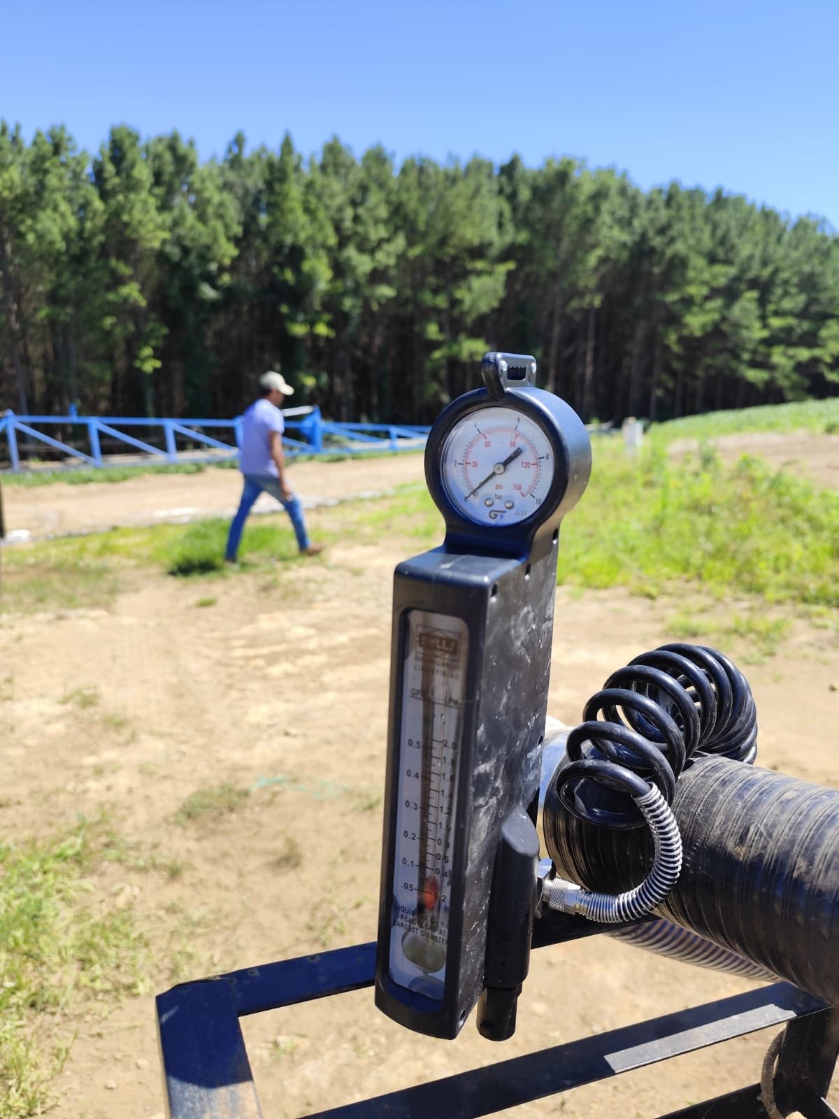 Manoflux sendo transportado no campo